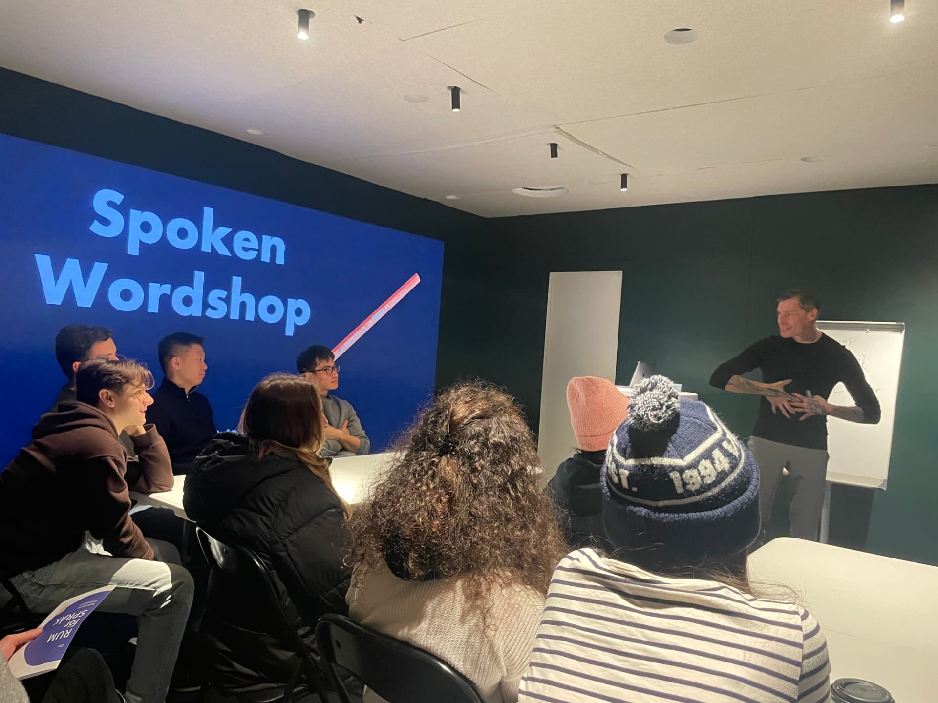 Elever i Spoken wordshop tillsammans med en poet i Rum för språk