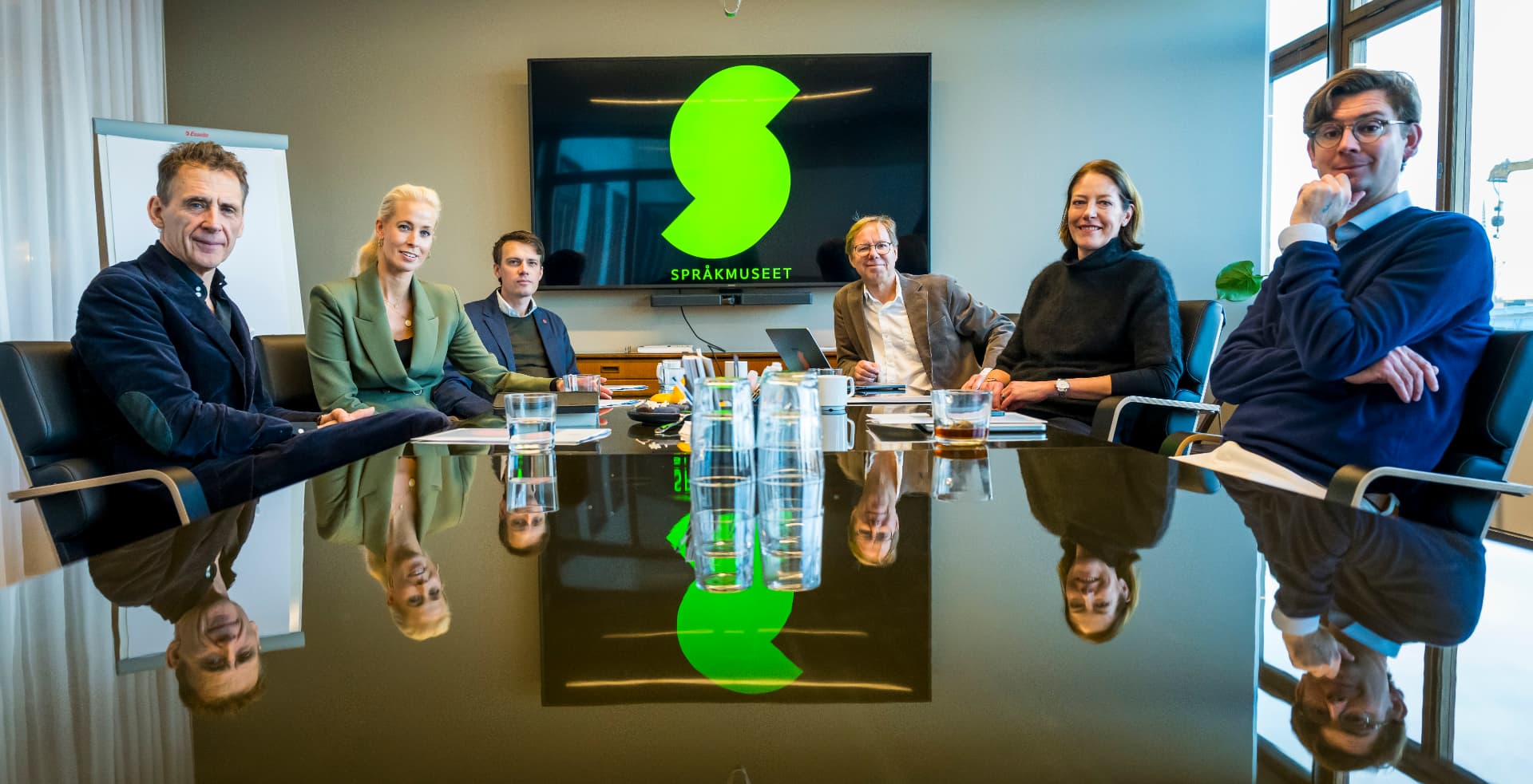 Stiftelsen Språkmuseets styrelse samlad kring ett mötesbord